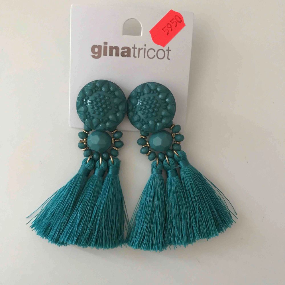Helt nya och oanvända örhängen från Gina Tricot! 20kr styck eller båda för 30kr. Accessoarer.