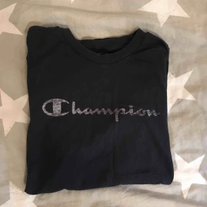  - En marinblå champion t-shirt i stl Medium. Ganska sliten i trycket, men superball ändå⚡️🦋 (Bilderna har blivit suddiga, men tröjan är helt marinblå) Frakt tillkommer:))