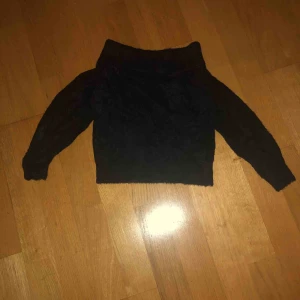  - En stickad off-shoulder tröja!