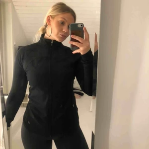  - Träningsjacka/tröja med bra passform. 