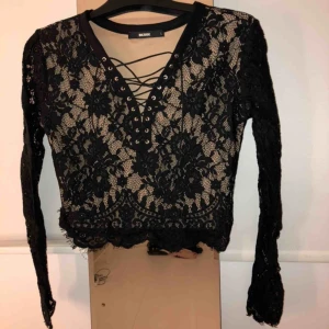  - Croppad Spetsblus med snörning. Storlek L men är som S