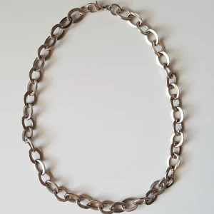  - Silverfärgat kedjehalsband. Fraktkostnad blir 18kr.