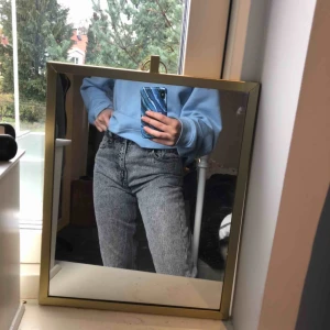  - Astrendiga, stentvättade jeans från Zara. Supersnygga och näst intill oanvända. Säljer då jag ej fått användning för dem. Modellen blir aningen kortare på mig som är 172. Möts upp i Stocholm c eller fraktar💕💕