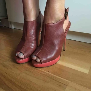  - Supersnygga klacksko med öppen tå i läder