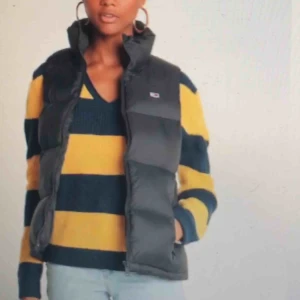  - Assnygg väst från Tommy hilfiger, nypris 2000kr köpt för knappt ett år sen och bara använd fåtal gånger. Inte min bild, är inte hemma men kan erbjuda egna bilder när jag kommer hem!!!