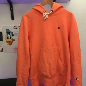  - Champion-hoodie reverse weave, tjockt material, väldigt bra kvalité, använd ca. 15 ggr, tvättad ca 4 ggr, 100% bomull