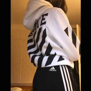  - Jättemysig Off-white hoodie i bra skick. Stort tryck på baksidan av hoodien och har en stor skön luva :) 