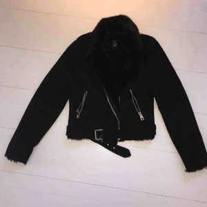  - Snygg, oanvänd mocka jacka från Zara Är i strlk XS / S , rätt tight Jag kan mötas upp i Stockholm och Nacka, annars står köparen för frakt!