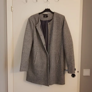  - Höst/vår-jacka i storlek M. Den är använd bara ett par gånger och i väldigt fint skick. Frakt ingår i priset men kan också mötas upp i Stockholm.