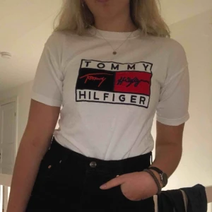  - T-shirt från Tommy Hilfiger, pris kan diskuteras 