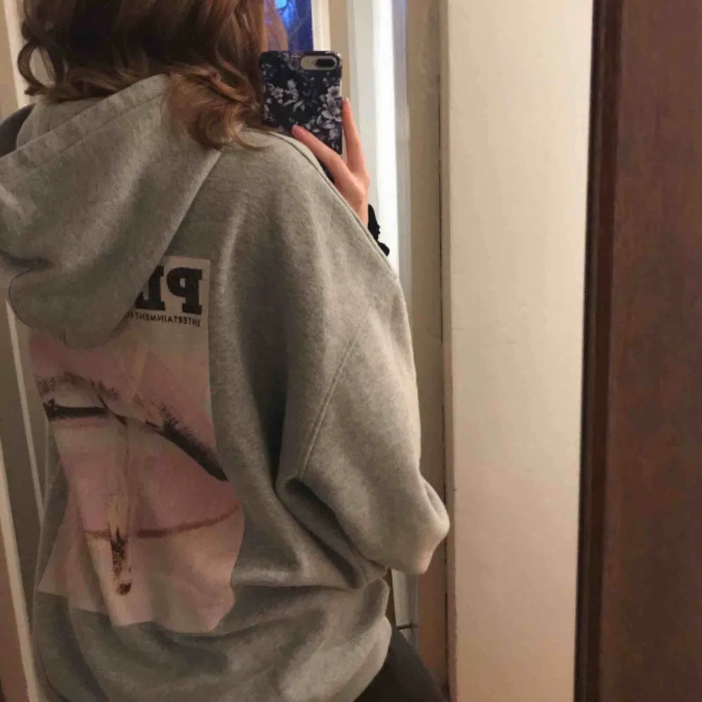 Intressekoll på min hoodie från missguided x playboy. Är inte helt säker ifall jag vill sälja men skriv ifall ni är intresserade!! . Hoodies.