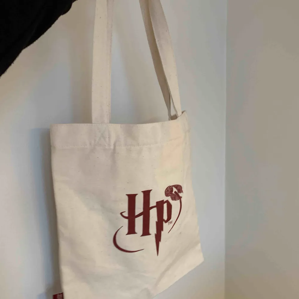 Oanvänd tygpåse med Harry Potter motiv, 59:- frakt 🖤. Accessoarer.