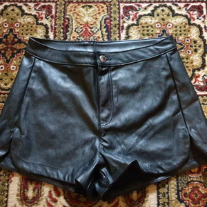  - Skinnshorts (ej äkta) storlek 38. Midja 38 cm rakt över. Stuss 50 cm. Kan mötas upp i Borås eller fraktas för 36:- 