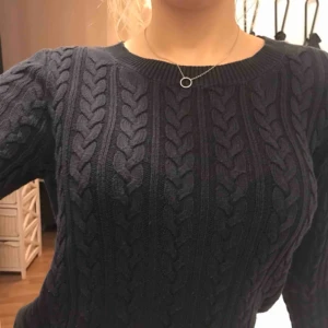 - Skön stickad marin blå tröja från H&M