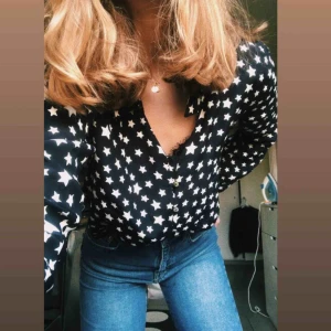  - Säljer min älskade blus/skjorta från zara!! Känns lite love stories inspirerat🥰🥰 frakt tillkommer på runt 30kr💖💖 den e ganska kort o man kan knyta den längst ner, skriv för fler bilder!