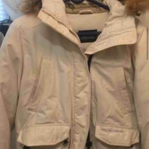  - Fin peak performance dunjacka! Du fryser garantetat inte i detta plagget!!