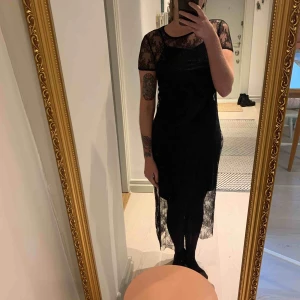  - Spetsklänning med slits på höger sida