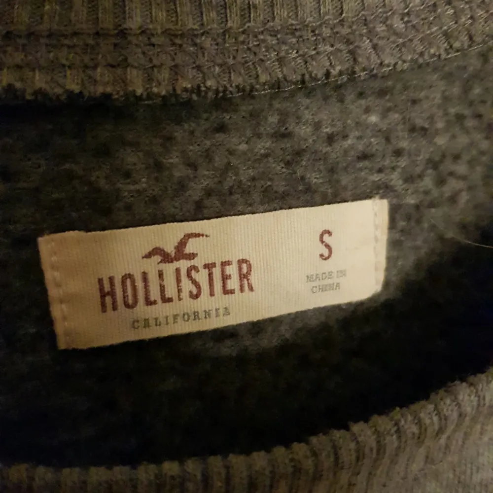 Jätteskön tjockare tröja från Hollister. Använt skick, frakt tillkommer❣. Tröjor & Koftor.