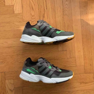  - Adidas Originals Yung 96 41 1/3  Supersköna Adidas skor. Använt ca 3 dagar!  Ord. pris 999kr