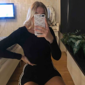  - svart långärmad topp med snygg ryggdetalj, som du även kan välja om du vill ha fram! 🤩 frakten ingår i priset 💕