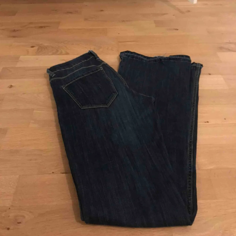 Mörkblåa low rise bootcut jeans som sitter superbra! De är storlek 36 men passar även 34 Köpare står för frakt. Jeans & Byxor.