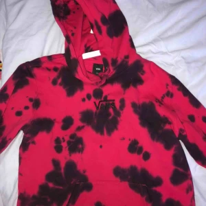  - En tie dyed hoodie från vans, använd fåtal gånger då den är för liten för min smak. Storlek S rosa och svart!🤩