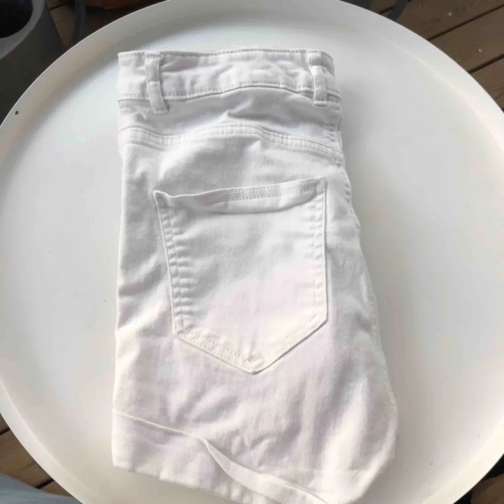 Vita shorts i bra skick storlek 36. Sitter bra och skönt. Högmidjade. 60kr + frakt.☀️☀️Betalning sker ENDAST med SWISH! TRYCK INTE KÖP NU!. Shorts.
