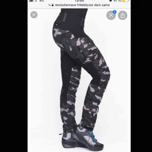  - Revoluton Race fritidsbyxor- dark camo  Sjukt sköna byxor, tyvärr behöver jag sälja pga små. Storlek xl men mer som en liten L/M. Byxorna är knappt använda och har därmed inga defekter. Nypris 799 säljer för 500kr- Pris kan diskuteras vid snabb affär! 