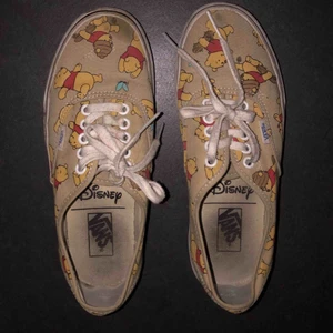  - Nalle Puh vans! Super bra kvalité och har bara ägt i 6 månader. Super bekväma och riktigt snygga.
