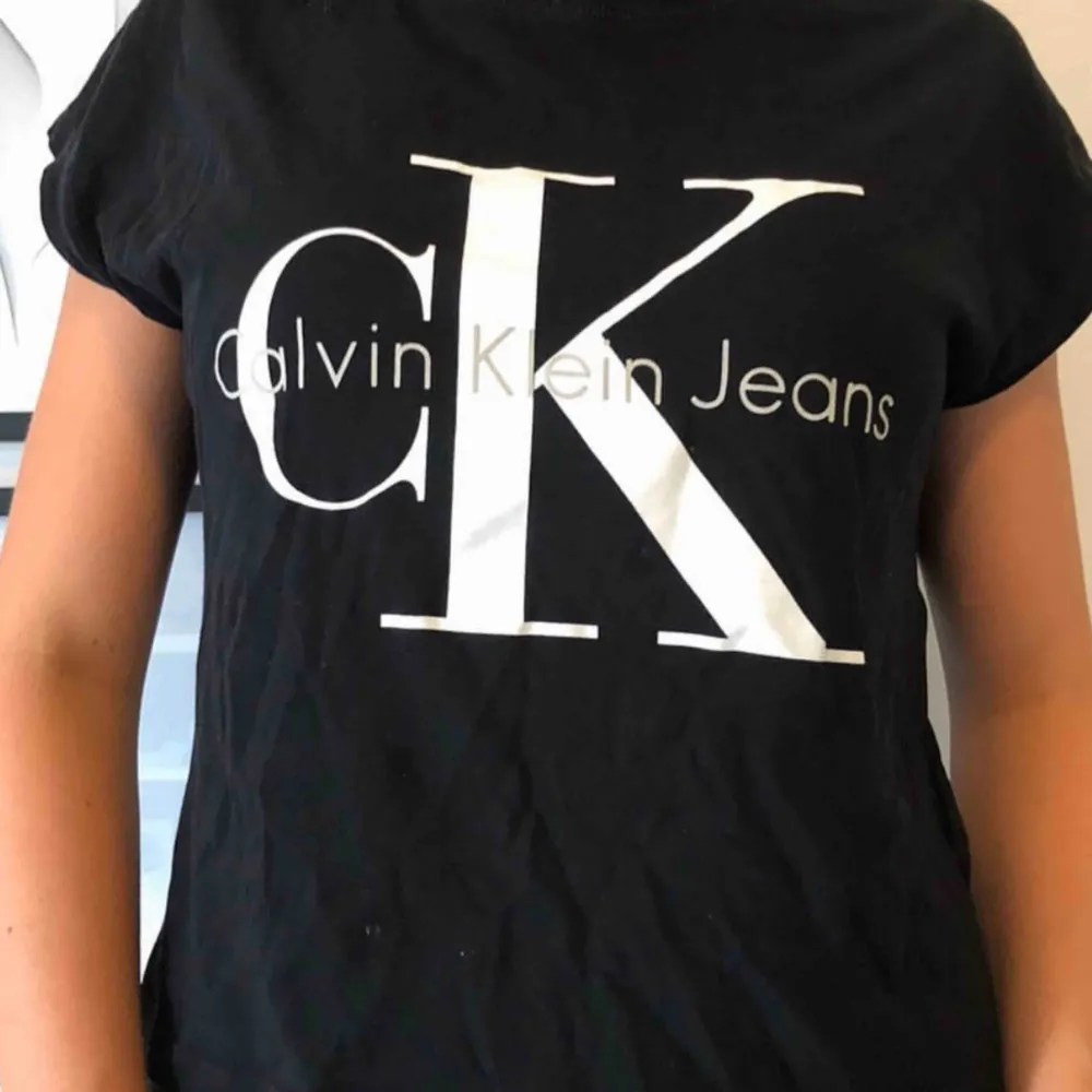 Svart skön snygg Calvin Klein topp.  Storlek: XS/S Nyskick (Köpt för: 499kr)  Startpris: 99 kr Köparen står för frakt! . T-shirts.