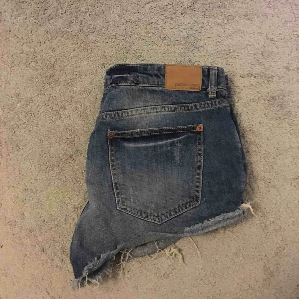 Jeans-shorts med ”slitningar”. Priset inkluderar frakten, kan annars hämtas i Strängnäs.. Shorts.