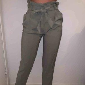  - Gröna byxor i paperbag-modell 