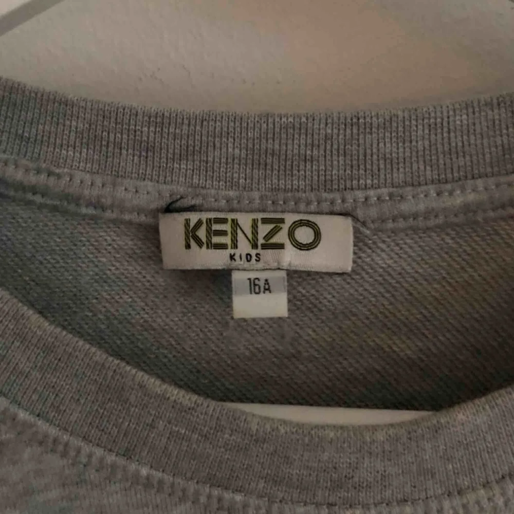 Säljer min kenzo tröja i en barnmodell i storlek 16A (unisex) men motsvarar en xs i vanlig dammodell. Givetvis äkta då den är köpt på Kenzo barn avdelningen på NK! Kan tänka mig att gå ner i pris. Kan frakta men då står köparen för kostnaden!. Tröjor & Koftor.