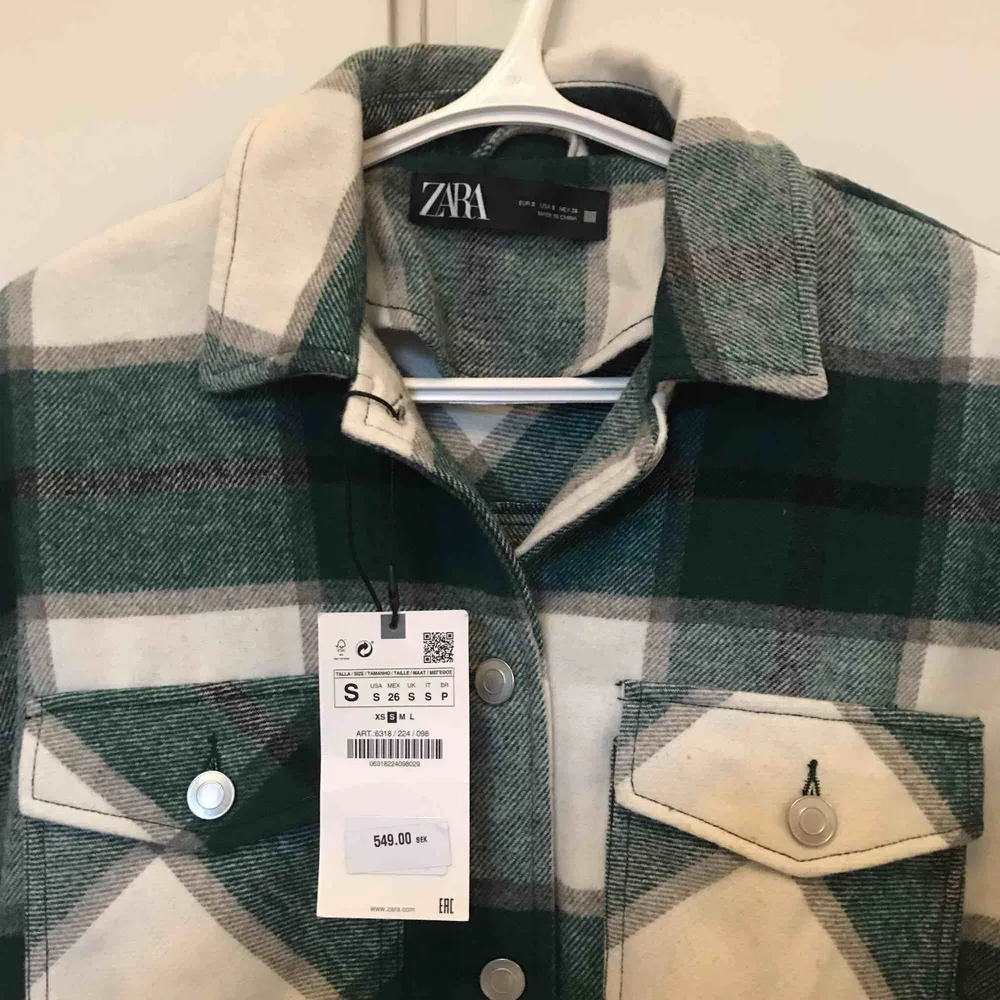 Rutig skjortjacka från Zara som är nyköpt och oanvänd med alla lappar kvar. Kan mötas upp i Stockholm, annars tillkommer frakt.🥰. Jackor.