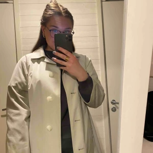 - Lång kappa i tunt material, vintage, dock i super fint skick! Som ny! Endast använd 1 gång av mig. 