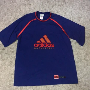 Adidas t-shirt - En vintage adidas t-shirt som är helt oanvänd. Storleken är mindre runt en m/s men en riktig fin vintage t-shirt. (Köparen står för frakt)