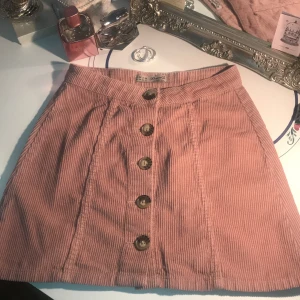 Kort kjol💞 - Otroligt gullig kjol gammal rosa färg med Manchester tyg. Sitter såå fint✨✨