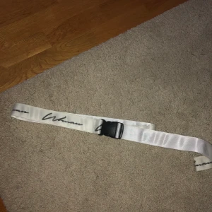 Skärp  - Snyggt och coolt”Tape belt” från boohoo vitt med knäppe där det står ”Women#      Frakt tillkommer 