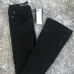 Svarta bootcut jeans - Helt nya oanvända svarta bootcut jeans i storlek 26 som motsvarar ungefär XS