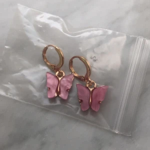 Rosa fjärilörhängen  - Jag säljer dessa jätte gulliga fjärilörhängen i rosa färg, dem är helt oandvända. Mitt pris 50kr + frakt 🦋💕