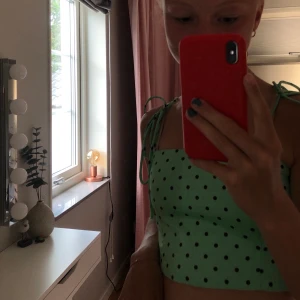 prickig topp - prickig topp ifrån zara, aldrig använd, superbra skick! 🌈