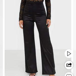 Satin byxor - Satin byxor från Nelly, ganska små i midjan men fin passform, storlek XS. Nypris 400