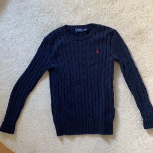 Ralph Lauren kabelstickad tröja - Jättefin marinblå Ralph lauren tröja. Säljs pga för liten! Storlek XS