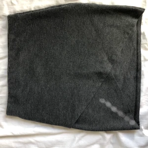 Gina tricot kjol - Grå kjol med en fin detalj i fram, använder inte längre. Storlek XS men passar på mig som är S/M