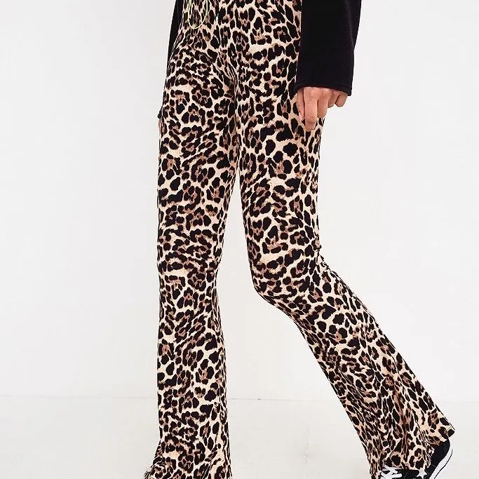 super cute leopard print flare pants. selling because they are too short for me but they would fit a size M-L. Jeans & Byxor.