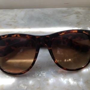 Somglasögon - Leopard glasögon har anv några gånger men använder int längre. Köpte för 50kr säljer för 20