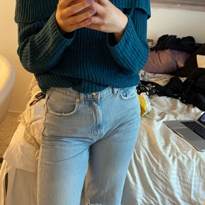 Stickad tröja - Jättefin sällan använd stickad kofta off shoulder tröja. Köparen står för frakt. Pris kan diskuteras. Den är i storlek m men passar över för S.