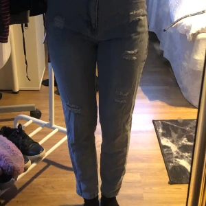 Jeans  - Ljusa jeans med hål i från Shein stel 36 / S. Använda ca 2-3 gånger och fick hem för någon månad, är som i nyskick ☺️  Köpta för 213kr