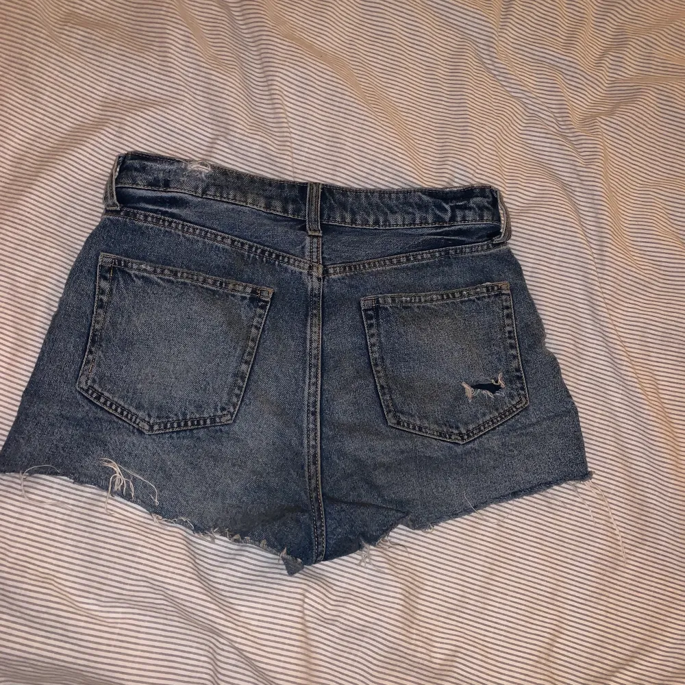 As snygga jeans shorts som tyvär inte kommer till användning från hm . Shorts.