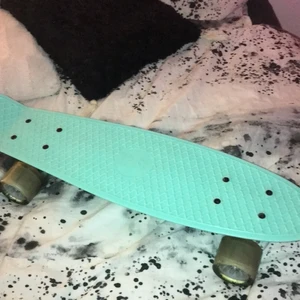 Penny board - Säljer denna jätte fina penny board som inte alls är förstörd. Säljer av anledningen att den aldrig kom till andvändning just därför är den i så bra skick. Även lysande hjul när dem rullar. Köparen belalar frakt❤️